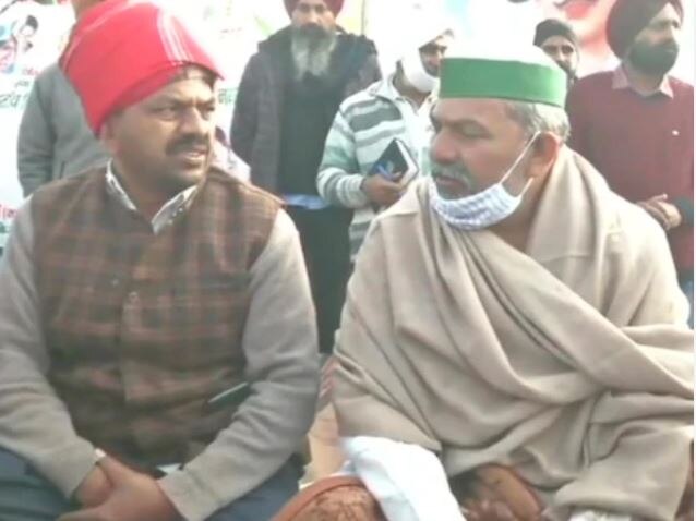 शेतकरी सरकारद्वारे लागू करण्यात आलेल्या कृषी कायदे मागे घेण्याची मागणी करत आहेत. 