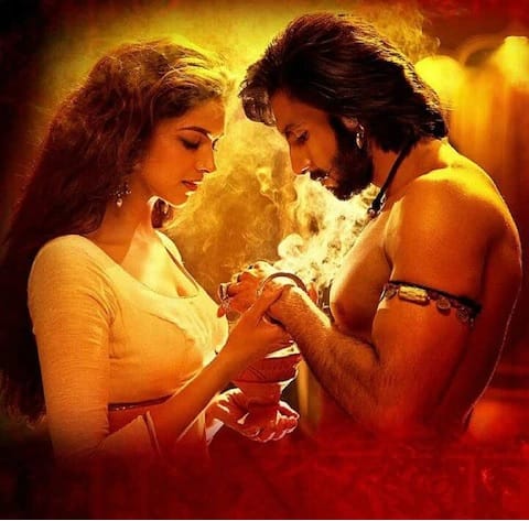 रणवीर सिंग-दीपिका पादुकोण : दोघांची प्रेमकथा 'गोलियों की रसलीला : रामलीला' चित्रपटाच्या सेटवर सेट झाली. या चित्रपटातील अंग लगा दे गाण्याच्या शूटिंगदरम्यान दोघांमध्ये प्रेमाची ठिणगी पडली आणि दोघे नात्यात आले. छायाचित्र सौजन्य : इंस्टाग्राम