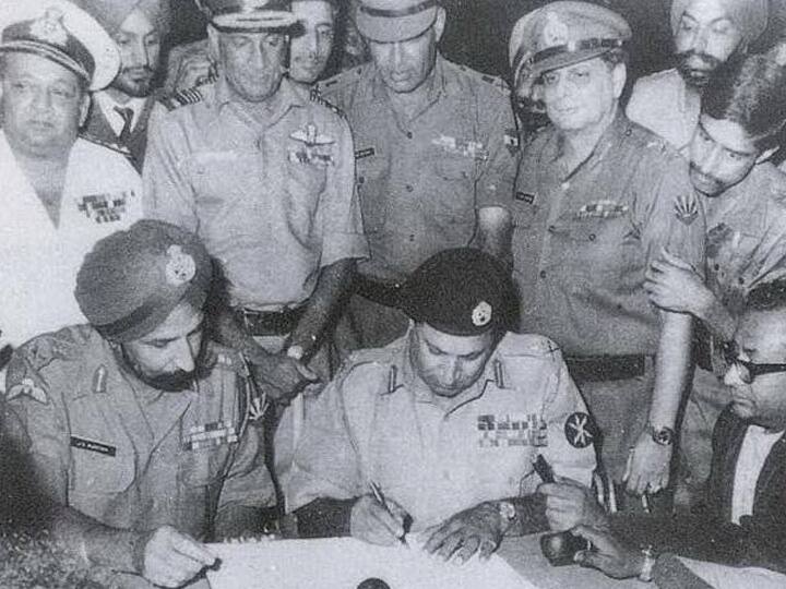 भारताच्या वतीनं मेजर जनरल जगजीत सिंह अरोरा आणि पाकिस्तानच्या वतीनं जनरल अमीर अब्दुल्ला खान नियाजी यांनी आत्मसमर्पण पत्रावर सह्या केल्या. भारताचा हा ऐतिहासिक विजय होता.