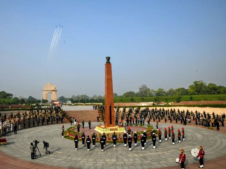 पाकिस्तानचे दोन तुकडे करत बांग्लादेशला मुक्त केल्याच्या घटनेला आणि भारतीय लष्कराच्या गौरवशाली विजयाला ( India-Pakistan war) आज 16 डिसेंबर रोजी 50 वर्षे पूर्ण झालीत. आजचा दिवस हा भारतात 'विजय दिवस' म्हणून साजरा केला जातो.
