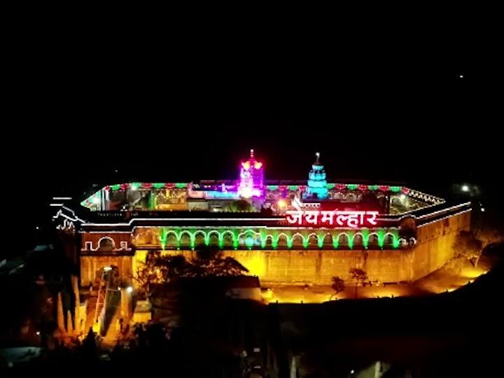 जेजुरीच्या खंडेरायाचा चंपाषष्ठी उत्सव सुरू आहे.त्यानिमित्ताने मंदिराला आकर्षक अशी विद्युत रोषणाई करण्यात आली आहे. 