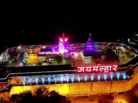 In Pics : खंडोबाची जेजुरी उजळली, चंपाषष्ठीनिमित्त आकर्षक रोषणाई In Pics : खंडोबाची जेजुरी उजळली, चंपाषष्ठीनिमित्त आकर्षक रोषणाई
