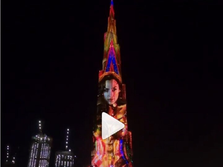 Watch video Hollywood actress Gal Gadots movie Wonder Woman 1984 teaser lights up Burj Khalifa Video : बुर्ज खलिफावर झळकला बहुप्रतिक्षित हॉलिवूड चित्रपटाचा टीझर