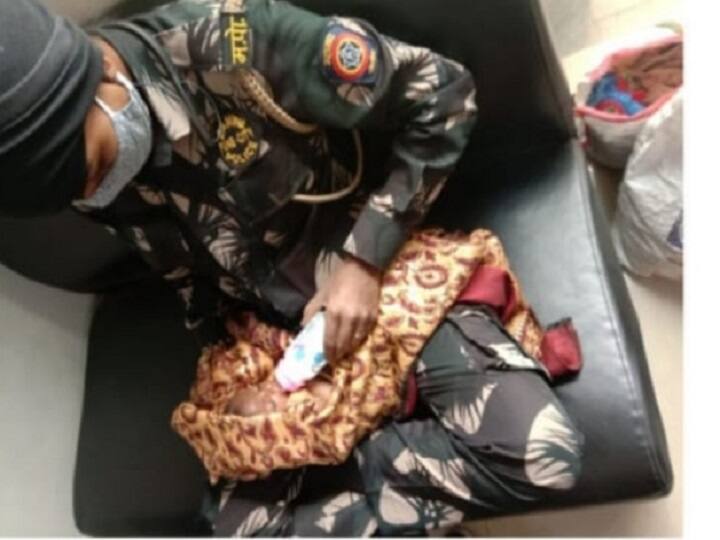  mother Put her child in the bag in pune rescued by the police धक्कादायक! आईनं पोटच्या गोळ्याला कोंबलं पिशवीत, देवरूपी पोलिसांनी वाचवलं