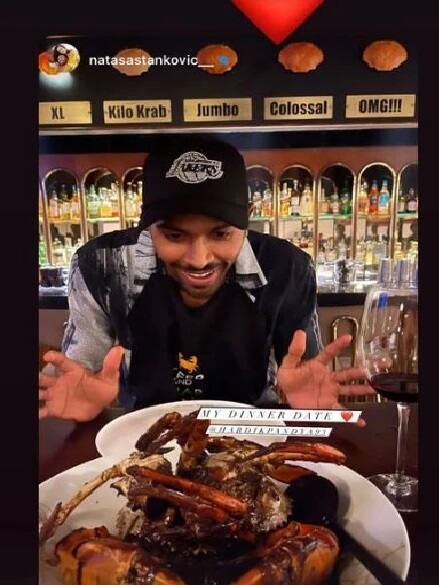 ‘माय डिनर डेट’ असं कॅप्शन तिनं काही फोटोंना दिलं. यावेळी हार्दिकच्या पुढं असणाऱ्या एका बाऊलमध्ये खेकडा असल्याचं पाहायला मिळालं. त्यामुळं ही क्रॅब डेट, नेटकऱ्यांचंही लक्ष वेधून गेली. (छाया सौजन्य- इन्स्टाग्राम/ नताशा स्टॅन्कोविक)