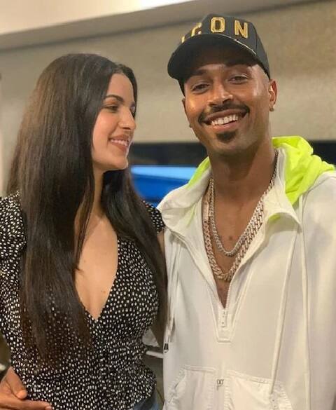 क्रिकेट विश्वात आपल्या खेळानं क्रीडारसिकांच्या मनावर अधिराज्य गाजवणारा खेळाडू हार्दिक पांड्या सध्या त्याच्या खासगी आयुष्यावरही लक्ष केंद्रीत करत आहे. कुटुंबासमवेत सध्या तो जास्तीत जास्त वेळ व्यतीत करत असून, पार्टनर नताशा हिलाही तो तितकाच वेळ देताना पाहायला मिळत आहे. (छाया सौजन्य- इन्स्टाग्राम/ नताशा स्टॅन्कोविक)