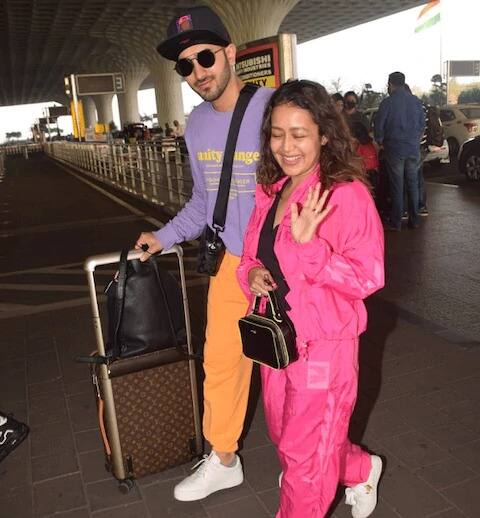 एअरपोर्टवर नेहा आपले  बेबीबंप दिसत असून ती आपल्या बॅगने लपवत आहे.