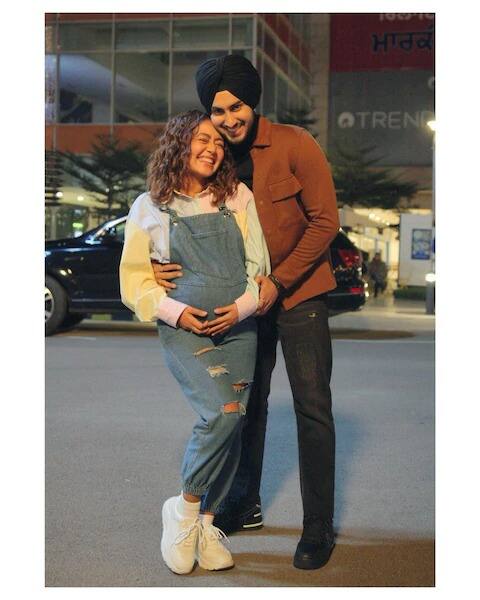 #khyaalRahyaKar म्हणजे काळजी घेत जा.... असं कॅप्शन नेहानं या फोटोला दिलं. नेहाच्या या फोटोवर कमेंट करत, तिचा पती रोहनप्रीत यानंही, ‘आता तर जास्तच काळजी घ्यावी लागेल नेहू’ अशी प्रतिक्रिया दिली