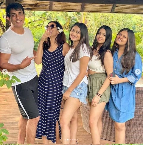 सूत्रांच्या माहितीनुसार सोनू सध्या अलिबागमध्ये त्याच्या बालपणीच्याच मित्रमंडळींपैकी एकाच्या व्हिलावर सुट्टी व्यतीत करत आहे. 