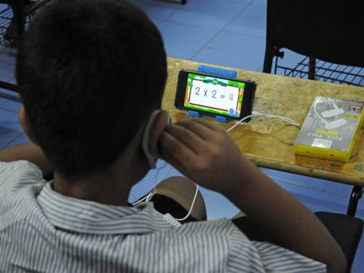 Online classes endanger childeren health symptoms of hyperactivity in children ऑनलाईन वर्गामुळे चिमुकल्यांचं आरोग्य धोक्यात, मुलांमध्ये हायपरअॅक्टिव्हिटीची लक्षणे