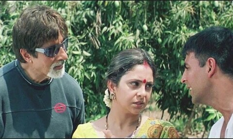 शेफाली शाह : 'वक्त: द रेस अगेन्स्ट टाइम' चित्रपटात अमिताभ बच्चन यांच्या पत्नीची भूमिका साकारणाऱ्या शेफाली यांनी त्याच चित्रपटात अक्षय कुमारच्या आईची भूमिका केली होती. अक्षय शेफाली यांच्यापेक्षा 5 वर्षांनी मोठा आहे. त्यावेळी शेफालीचे वय 33 होते, तर अक्षय 38 वर्षांचा होता.