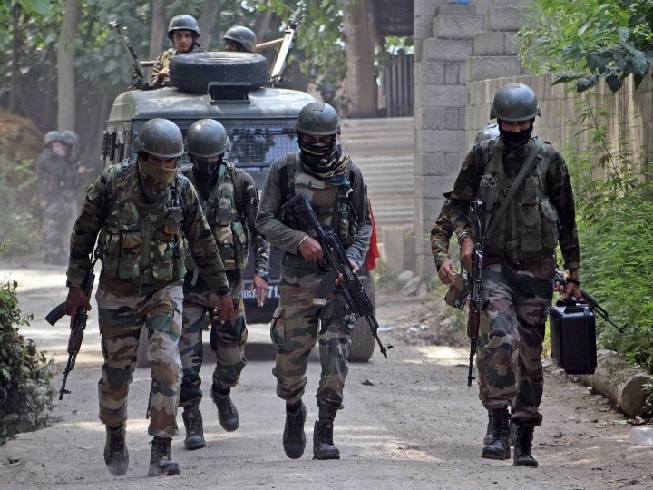 kulgam jammu and kashmir two local terrorists of let surrendered on appeal of families during encounter Jammu Kashmir | कुटुंबीयांच्या विनवणीनंतर अखेर दहशतवाद्यांची शरणागती