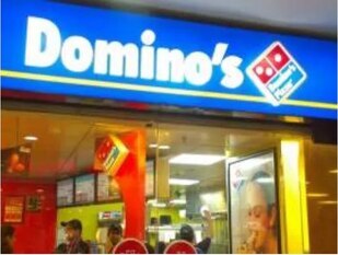 Dominos offer australian couple free pizza for 60 years after they name son dominic डॉमिनोज देणार एका ऑस्ट्रेलियन दाम्पत्याला तब्बल 60 वर्ष 