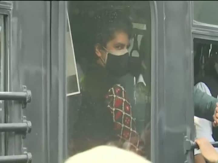 Congress mps protestors stopped by police over ongoing Farmers Protest Farmers Protest | काँग्रेस नेत्यांचा मोर्चा पोलिसांनी अडवला; प्रियंका गांधींसह काही खासदार ताब्यात