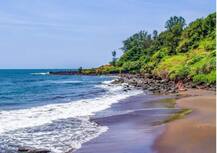 ख्रिसमस, न्यू ईयरसाठी रत्नागिरीतील समुद्रकिनारी पर्यटकांची गर्दी; कोरोनाच्या नियमांचं उल्लंघन केल्यास दंडात्मक कारवाई