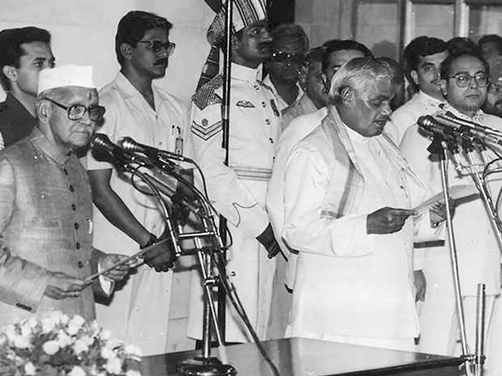  सत्तेच्या राजकारणात 13 मे 1999 साली त्यांचं सरकार केवळ एका मतानं पडलं होतं. समोर आलेल्या संकटाला हार न मानता तोंड द्यायचा त्यांचा स्वभाव होता. त्यांची एक कविता प्रसिध्द आहे,  हार नहीं मानूंगा, रार नई ठानूंगा, काल के कपाल पे लिखता मिटाता हूं, गीत नया गाता हूं.