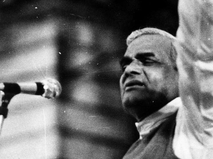 1996 साली आपल्या विश्वासदर्शक ठरावावेळी त्यांनी केलेलं संसदेतील भाषण प्रचंड गाजलं. ते म्हणाले होते की,  ‘सत्ता का तो खेल चलेगा, सरकारें आएंगी-जाएंगी, पार्टियां बनेंगी-बिगड़ेंगी, मगर यह देश रहना चाहिए, इस देश का लोकतंत्र अमर रहना चाहिए.’