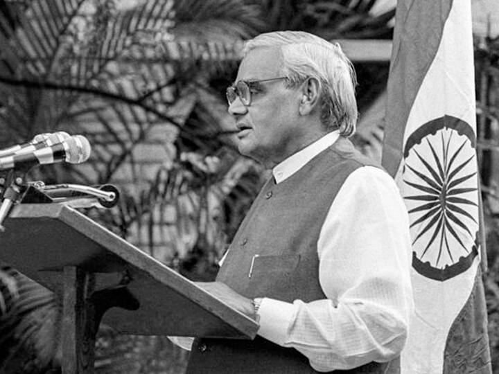 आपल्या हास्य-विनोदासाठी प्रसिध्द असणाऱ्या वाजपेयींनी एकदा सांगितलं होतं की राजकारण सोडायची माझी इच्छा आहे, पण राजकारण मला सोडत नाही.