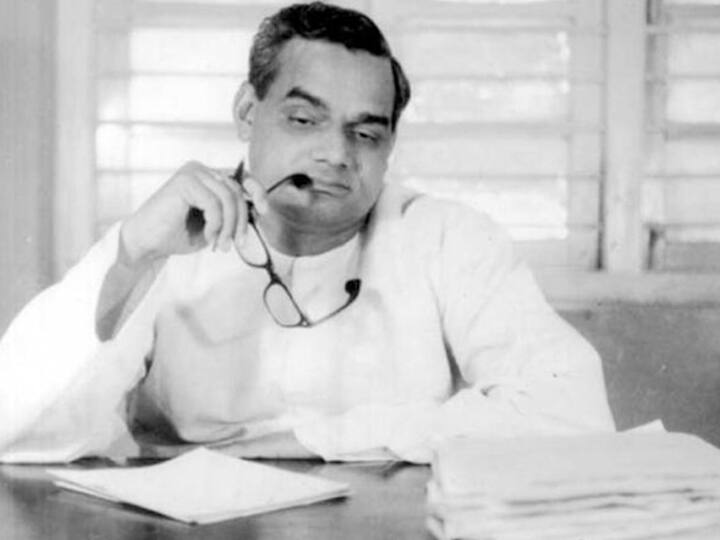 त्यांनी ‘आज़ादी’ या विषयावर आपल्या वेगळ्या अंदाजात भाष्य केलं होतं. ‘इसे मिटाने की साज़िश करने वालों से कह दो कि चिंगारी का खेल बुरा होता है; औरों के घर आग लगाने का जो सपना, वो अपने ही घर में सदा खड़ा होता है.’