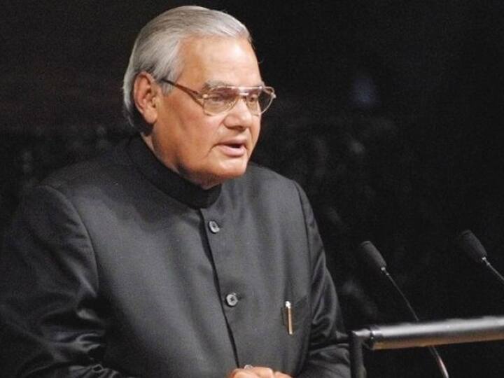 वाजपेयी आपल्या हिंदी भाषेवरच्या प्रेमासाठी प्रसिध्द होते. त्यांनी जनता सरकारच्या काळात परराष्ट्र मंत्री म्हणून काम करताना संयुक्त राष्ट्र संघटनेच्या आमसभेत हिंदीतून भाषण केलं होतं.