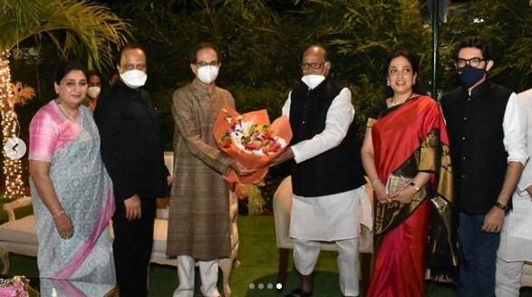 जिथं ठाकरे आणि पवार कुटुंबीय एकत्र पाहायला मिळत आहेत. महाराष्ट्राच्या विकासासाठी एकवटलेल्या या मंडळींसाठी आदित्य ठाकरे यांनी खास कॅप्शनही लिहिलं. (छाया सौजन्य- आदित्य ठाकरे / इन्स्टाग्राम)
