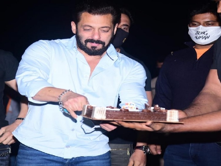 Bollywood actor salman khan celebrated 55th birthday at his panvel farmhouse see photos Salman Khan Birthday | पनवेलच्या फार्महाऊसवर असा साजरा झाला सलमानचा वाढदिवस