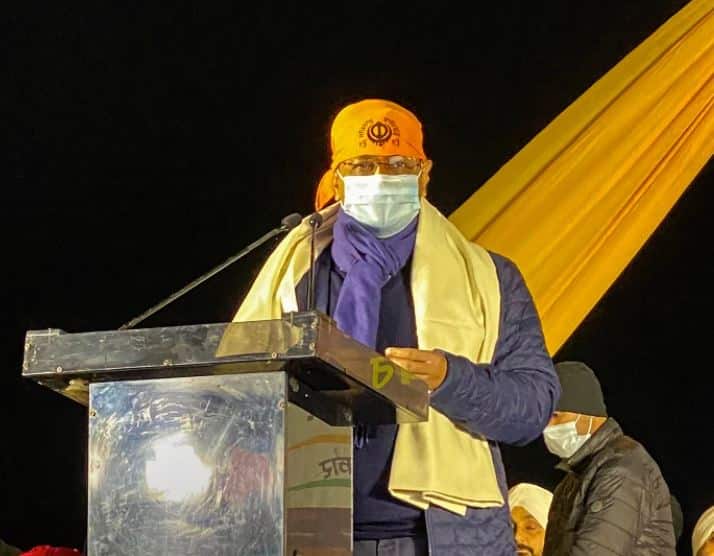 अरविंद केजरीवाल आंदोलक शेतकऱ्यांच्या भेटीला; केंद्रीय मंत्र्यांना शेतकऱ्यांसोबत खुली चर्चा करण्याचं आव्हान arvind kejriwal meet farmers at singhu border and challenges any union ministers to debate with farmers अरविंद केजरीवाल आंदोलक शेतकऱ्यांच्या भेटीला; केंद्रीय मंत्र्यांना शेतकऱ्यांसोबत खुली चर्चा करण्याचं आव्हान