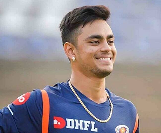 
इशान किशन- 
आयपीएलमध्ये मुंबईच्या संघाकडून खेळणाऱ्या इशान किशन या खेळाडूनं सर्वच क्रीडारसिकांचं लक्ष वेधलं आहे. 2020मधील आयपीएल सामन्यांमध्ये त्यानं 500हून जास्त धावाही केल्या. त्यामुळं निवड समितीचं संघात समावेश करतेवेळी त्याच्यावरही लक्ष असणार आहे. 
