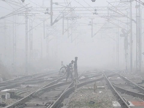 देशातील उत्तरेकडे असणाऱ्या राज्यांमध्ये तापमान चांगलंच खाली गेल्याचं पाहायला मिळत आहे. त्यामुळं देशभरात खऱ्या अर्थानं थंडीची लाट आली आहे, असं म्हणणं वावगं ठरणार नाही. (छाया सौजन्य- पीटीआय)