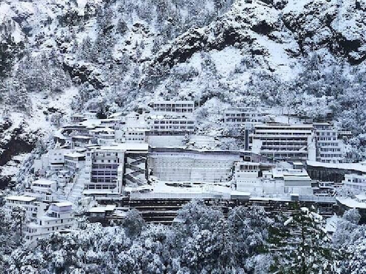 जम्मू काश्मीरमधील (jammu kashmir) रेआसी जिल्ल्यात असणाऱ्या आणि अनेक भक्तांसाठी श्रद्धास्थान असणाऱ्या (Mata vaishnodevi shrine) माता वैष्णोदेवी मंदिर परिसरात जोरदार बर्फवृष्टी झाल्याचं पाहायला मिळालं. (छाया सौजन्य- पीटीआय)