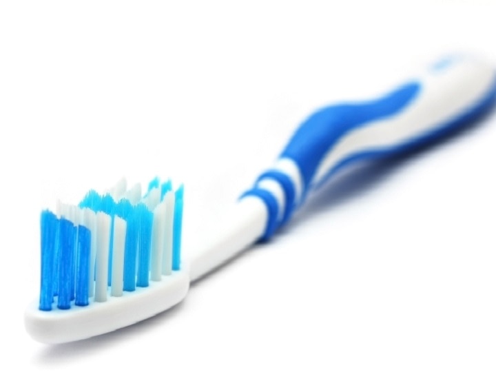 33 years old person swallow toothbrush see what happened next 33 वर्षीय व्यक्तीनं टूथब्रश गिळला, आणि....