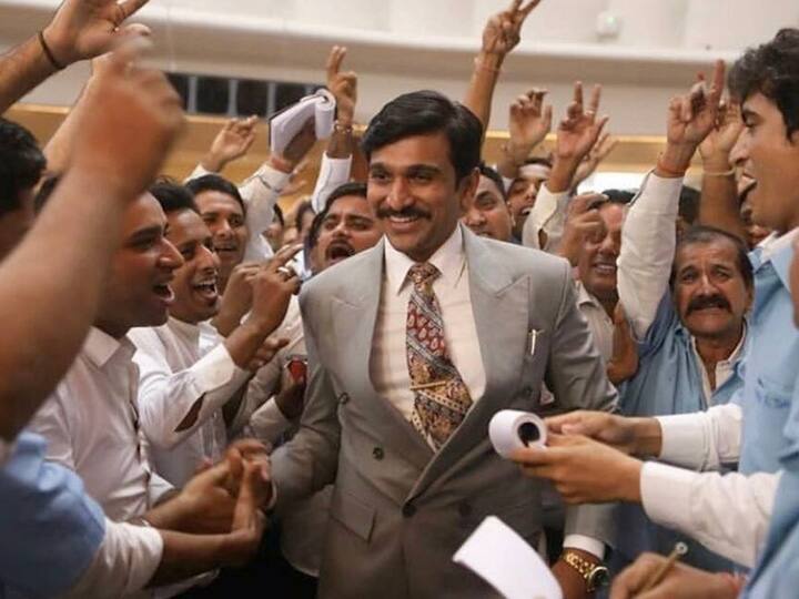   स्कॅम 1992 वर्ष 2020 मध्ये रिलीज झालेली वेबसीरिज प्रेक्षकांना फारच आवडली.   हर्षद मेहताच्या आयुष्यावर आधारीत ही वेबसीरिज प्रचंड गाजली. हर्षद मेहताचं पात्र साकारणाऱ्या प्रतिक गांधीचंही खूप कौतुक झालं. 