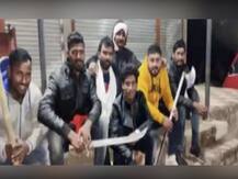 हातात तलवार, कुऱ्हाड, लाकडी दांडके घेऊन फोटोसेशन; माळशिरसच्या सात तरुणांना तुरुंगाची हवा