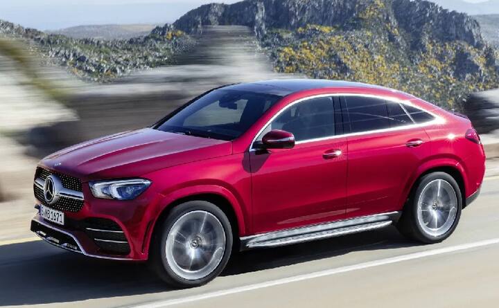  मर्सिडीज बेंझ जीएलई (Mercedes-Benz GLE) A midsize luxury SUV रेंजमध्ये दमदार अनुभव देण्यासाठी ही कार ओळखली जाते. कारचे फिचर्स हे अपेक्षांची यादी पूर्ण करण्यासोबतच किंमतीच्या बाबतीतही अनेकांसाठीच एक चांगल पर्याय आहे. 