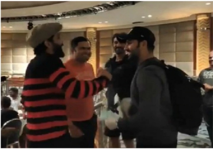 India vs Australia Rohit Sharma gets warm welcome in Melbourne watch video IND VS AUS: 'हिटमॅन' येताच टीम इंडियाकडून खास स्वागत, पाहा व्हिडीओ