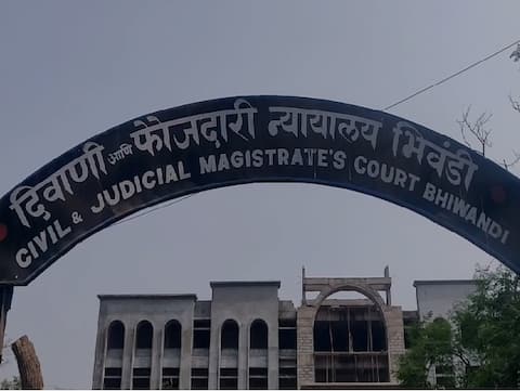 वकिलांची कोर्टात न्यायाधीशांसमोरच हाणामारी; भिवंडीत त्यातल्याच एका वकिलाची पत्रकाराला मारहाण वकिलांची कोर्टात न्यायाधीशांसमोरच हाणामारी; भिवंडीत त्यातल्याच एका वकिलाची पत्रकाराला मारहाण