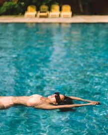 Sunny Leone केरळमध्ये घेतेय सुट्टीचा आनंद; स्विमिंग पूलमधील पोज सोशल साईट्सवर व्हायरल