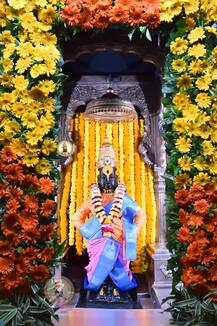 PHOTO : नववर्षाच्या स्वागताला विठुराया सजला, आकर्षक फुलांची सजावट