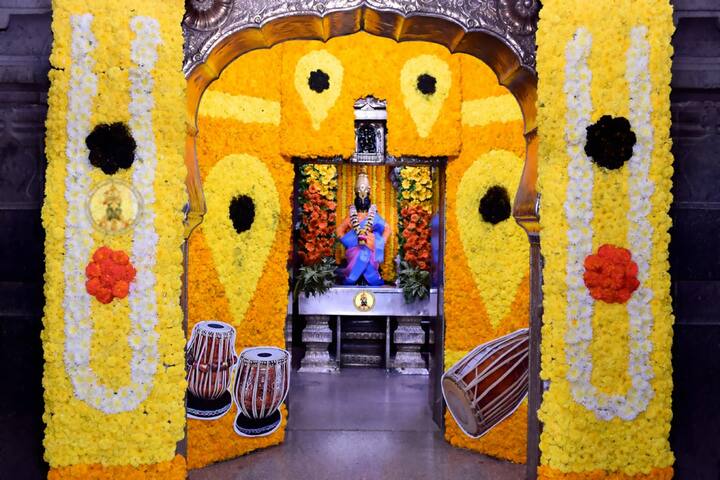  जरबेरा , झेंडू , शेवंती , अष्टर , गुलछडी अशा विविध रंगांच्या फुलांची आकर्षक पद्धतीने रंगसंगती साधत विठ्ठल मंदिर सजविण्यात आले आहे .