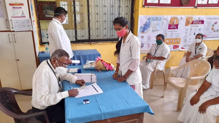 तिथं लस ज्या व्यक्तिला द्यायचीय त्याची पूर्ण माहिती घेतली जाईल.