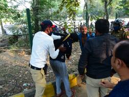नागपुरात गुंडाकडून शिक्षिकेला केसांना धरुन रस्त्यावर ओढत विनयभंग, विरोध करणाऱ्या पोलिसांनाही मारहाण