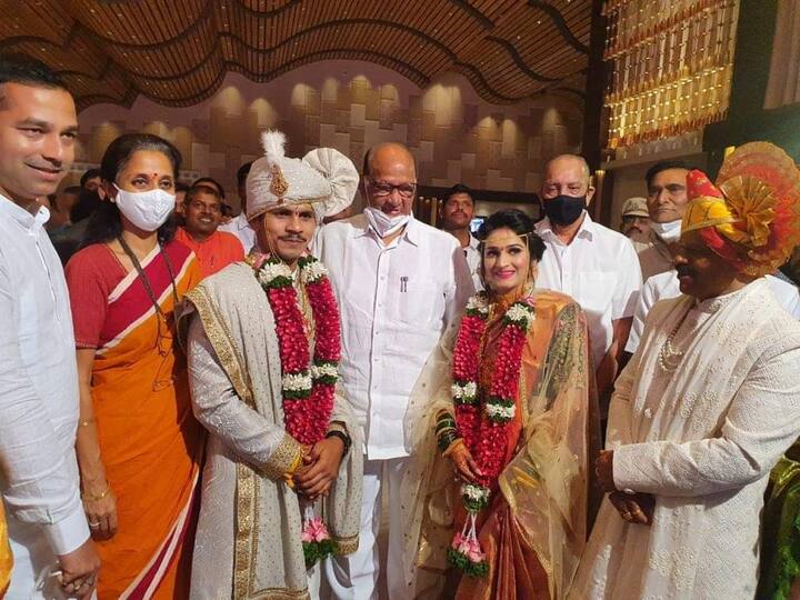 राष्ट्रवादी काँग्रेसचे अध्यक्ष शरद पवार आणि खासदार सुप्रिया सुळे यांनी लग्नमुहूर्ताला उपस्थित राहून वधूवरांना आशीर्वाद आणि शुभेच्छा दिल्या.