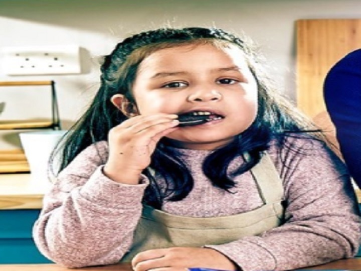 watch Video Ms Dhonis Daughter Ziva Gets First Brand Advertisement At Age Of 5 features in Oreo Advertisment  Video | पहिल्याच जाहिरातीत स्टार खेळाडूसह झळकली धोनीची मुलगी झिवा
