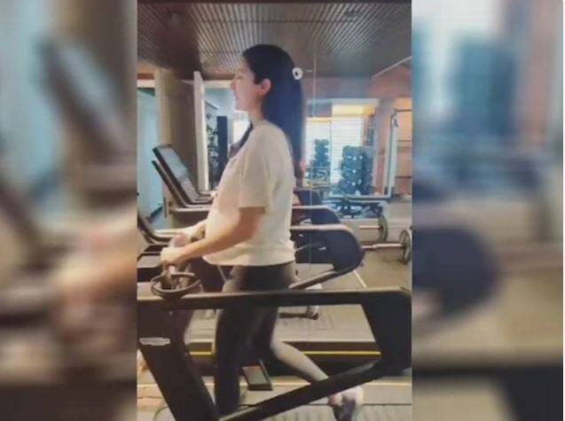 बॉलिवूड अभिनेत्री अनुष्का शर्माने आपल्या गरोदरपणाच्या शेवटच्या महिन्यातही आपलं वर्कआउट सुरुच ठेवलं आहे. तिने इन्स्टाग्रामवर एक व्हिडीओ शेअर केला आहे. या व्हिडीओमध्ये ती ट्रेडमीलवर वॉकिंग करताना दिसत आहे. यामध्ये तिचा बेबी बंपही दिसत आहे. 