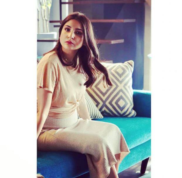 विराट कोहली आणि अनुष्का शर्माने 31 डिसेंबर रोजी डिनर करतानाचा एक फोटो शेअर केला आहे. ज्यामध्ये दोघेही अत्यंत आनंदी दिसत आहेत. हा फोटो शेअर करत विराट कोहलीने कोरोना अहवाल निगेटिव्ह असल्याचं सांगितलं होतं. 