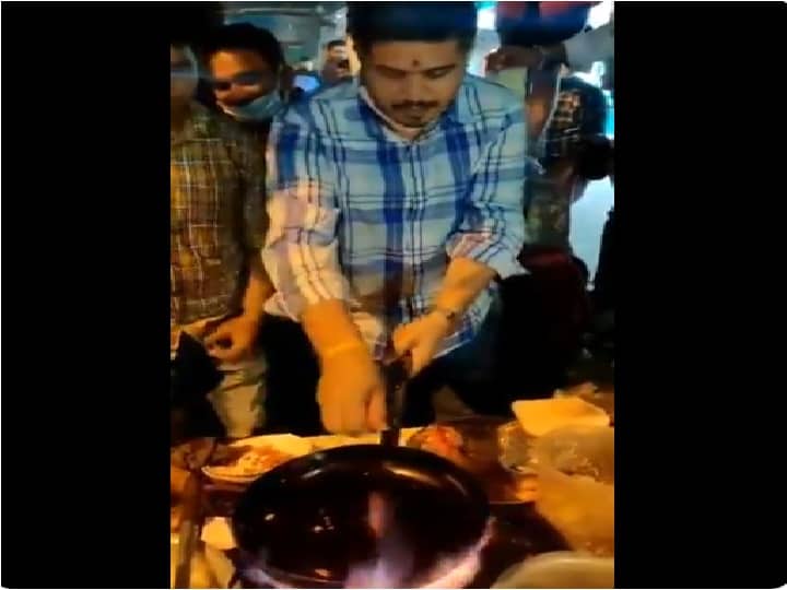 MLA Rohit Pawar cooks Anda Bhruji in his Navi Mumbai visit भूक लागली म्हणून रोहित पवारांनी गाडी गाठली आणि स्वत:च्या हाताने अंडा भुर्जी बनवली!