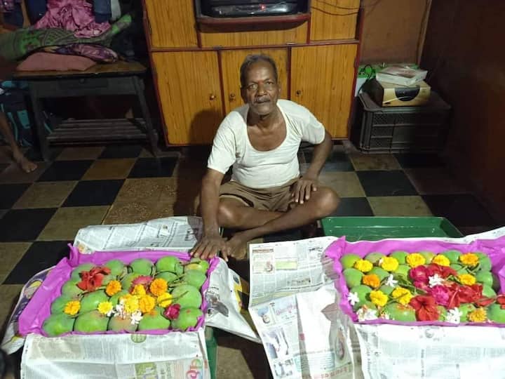 कुणकेश्वर गावातील आंबा बागायतदार शंकर नाणेरकर यांच्या आमराईतुन दोन हापूस आंब्याच्या पेट्या मुंबई मार्केटला पाठविण्यात आल्या आहेत. 