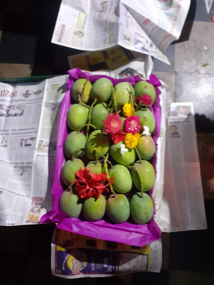 सिंधुदुर्गातील देवगड तालुक्यातील कुणकेश्वर गावातून देवगड हापूस आंब्याच्या दोन पेट्या वाशी मार्केटला रवाना झाल्या आहेत. 