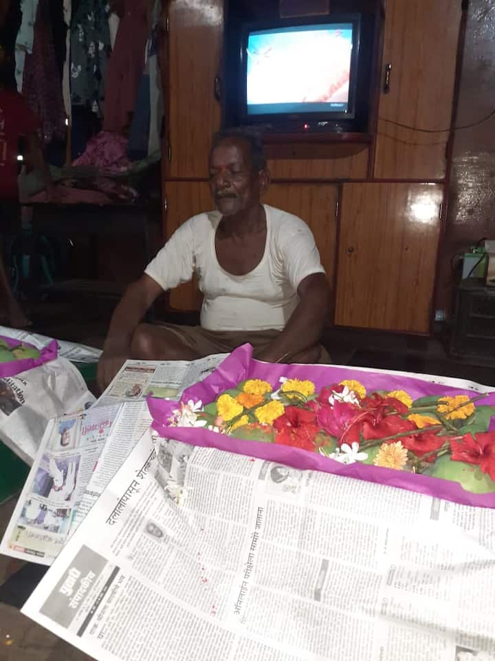 कलमांना आलेला मोहोर टिकवून मोहोरावर कीटकनाशकाच्या फवारण्या करून मोहोर टिकवण्यात त्यांना यश आले.