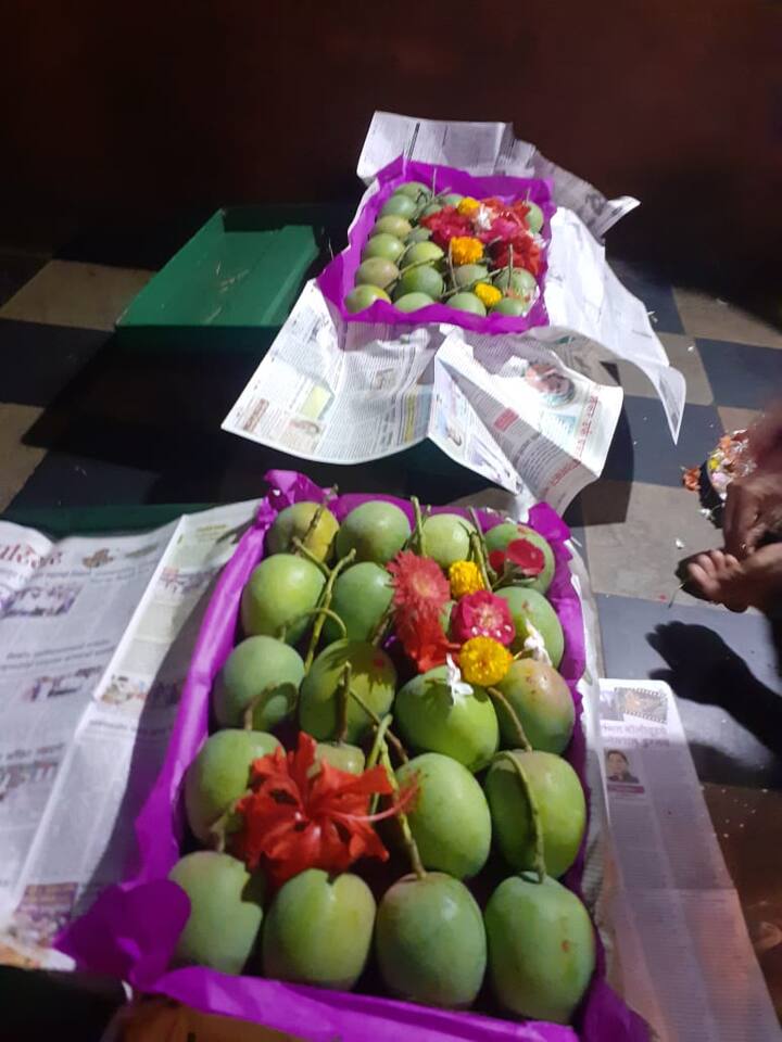 टिकवलेल्या मोहोरामुळे आंबा बागायतदार शंकर नाणेरकर यांना देवगड हापूस आंब्याची पहिली पेटी मार्केट मध्ये पाठवता आली. यातून त्यांना चांगल्या दराची अपेक्षा आहे.